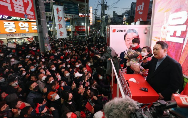 윤석열 국민의힘 대선 후보가 2월 27일 오후 경북 포항 죽도시장을 찾아 유세를 펼치고 있다. 포항=뉴스1