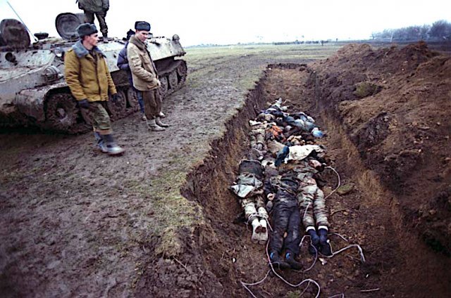 2000년 2월 2차 체첸전쟁 당시 러시아군이 시신들을 참호에 집단 매장하고 있다.