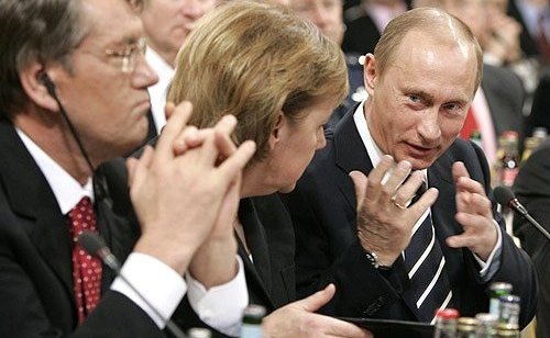 2007년 독일 뮌헨에서 열린 국제안보회의에 참석한 푸틴 대통령(오른쪽)이 앙겔라 메르켈 전 독일 총리(가운데)와 이야기를 나누고
 있다. 그 옆에는 과거 친러 반대 세력에 의해 목숨을 잃을 뻔한 빅토르 유셴코 우크라이나 전 대통령이 보인다.