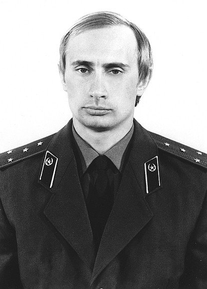 KGB 제복을 입은 푸틴. 1980년대 찍은 것으로 추정된다.
