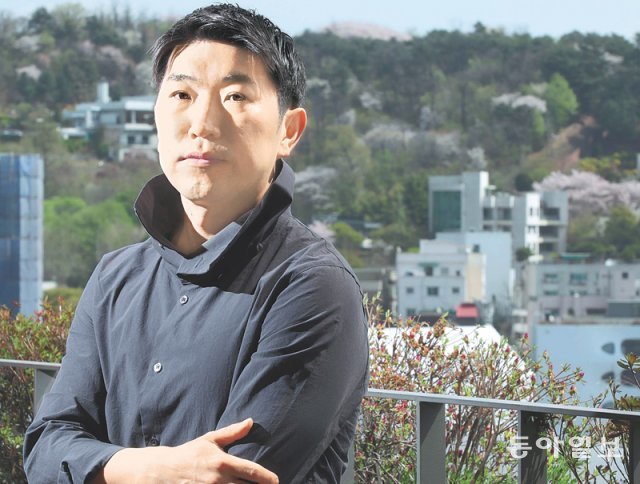 고려인 4세 박루슬란 감독은 영화 ‘쓰리: 아직 끝나지 않았다’가 21일 한국에서 개봉하는 데 대해 “떨리고 걱정도 된다”고 했다. 신원건 기자 laputa@donga.com