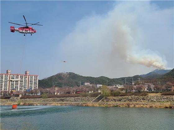 산림청 중앙산불방지대책본부는 지난 10일 산불이 발생한 강원 양구군 양구읍 송청리 일원에 산불진화헬기 21대와 산불진화대원 1703명 등을 동원해 총력대응 중이라고 11일 밝혔다. 사진은 진화 작업 중인 산불진화헬기 모습. 2022.4.11 산림청 제공