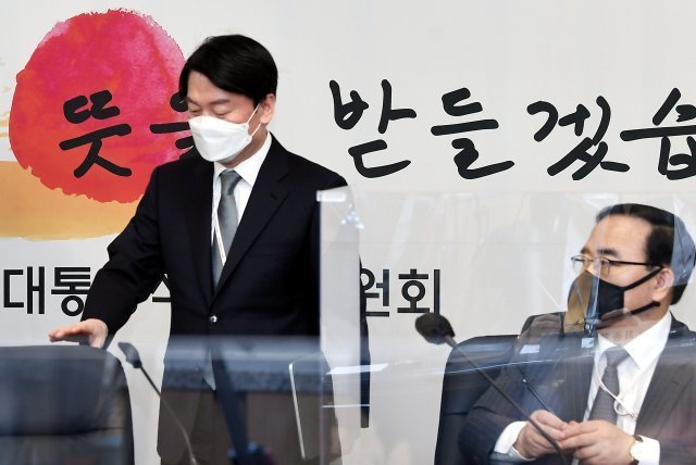 안철수 대통령직 인수위원장(왼쪽)이 지난 11일 서울 종로구 인수위원회에서 열린 전체회의에 참석하고 있다. 인수위사진기자단