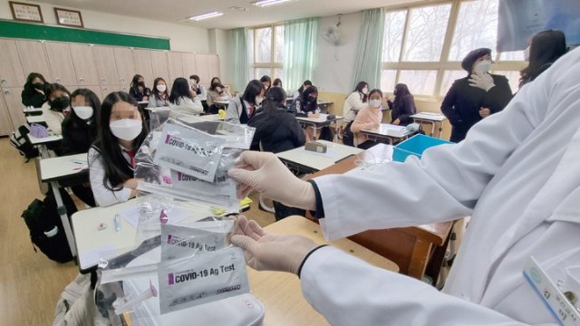 신속항원검사 사용법 설명듣는 학생들. 뉴시스