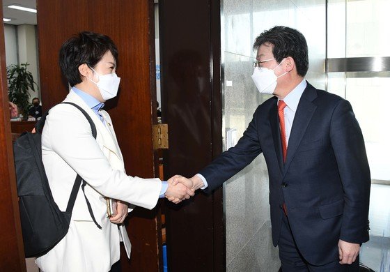 국민의힘 경기도지사에 공천 신청한 김은혜 의원(왼쪽)과 유승민 전 의원 2022.4.8/뉴스1