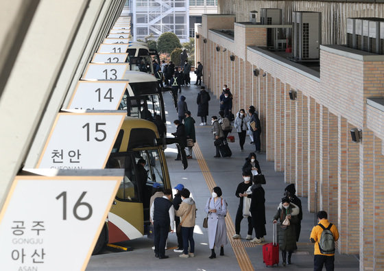 설 연휴가 시작된 1월28일 서울 서초구 고속버스터미널 경부선에서 귀성객들이 버스에 탑승하고 있다. 2022.1.28/뉴스1