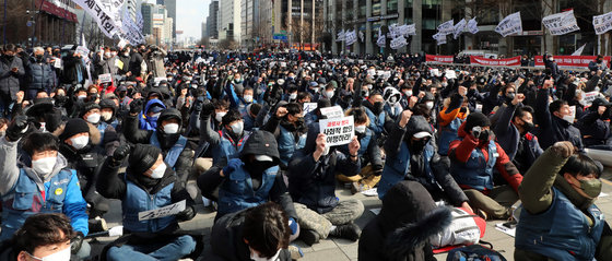 21일 서울 중구 청계광장에서 열린 2022 전국택배노동자대회에서 조합원들이 구호를 외치고 있다. 택배노조는 이날 사회적 합의 이행과 CJ대한통운의 대화 수용을 촉구했다. 2022.2.21/뉴스1 © News1