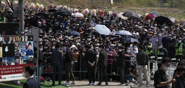 윤석열 대통령 당선인이 박근혜 전 대통령을 예방하고 있는 12일 오후 사저 앞에는 많은 시민들이 모였다. 인수위사진기자단