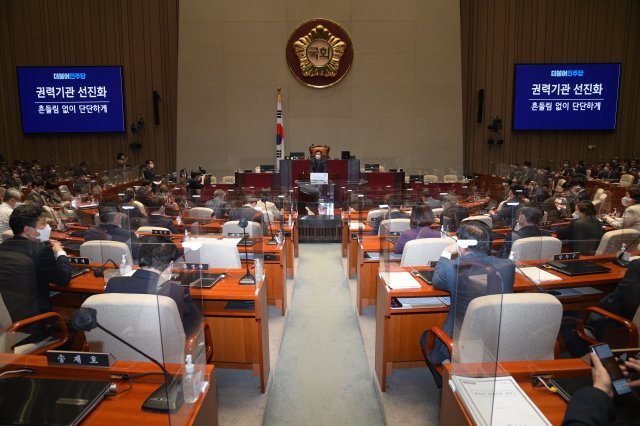 12일 오후 서울 여의도 국회에서 열린 더불어민주당 제83차 정책의원총회에서 윤호중 공동비상대책위원장이 모두발언을 하고 있다. 사진공동취재단