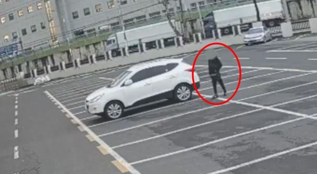 지난달 26일 오후 6시 20분경 대전시 중구의 한 교회 주차장에서 20대 남성 A 씨가 스포츠유틸리티차량(SUV)을 훔치기 위해 주변을 맴돌고 있다. 대전경찰청 제공