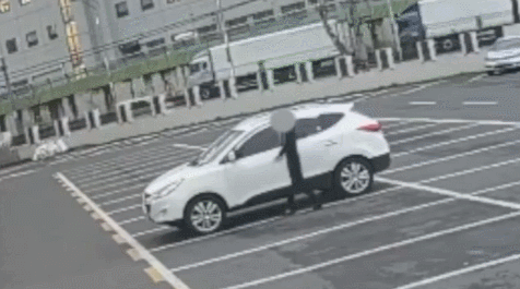지난달 26일 오후 6시 20분경 대전시 중구의 한 교회 주차장에서 20대 남성 A 씨가 스포츠유틸리티차량(SUV)을 훔치고 있다. 대전경찰청 제공