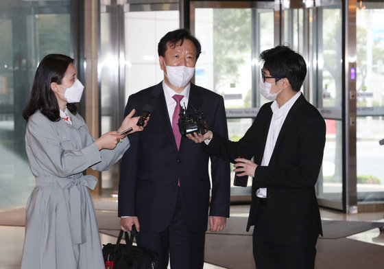 정호영 보건복지부 장관 후보자가 12일 서울 서대문구 국민연금공단 서울북부지역본부에 마련된 인사청문회 준비사무실로 출근하며 취재진의 질문에 답변하고 있다. 2022.4.12/뉴스1