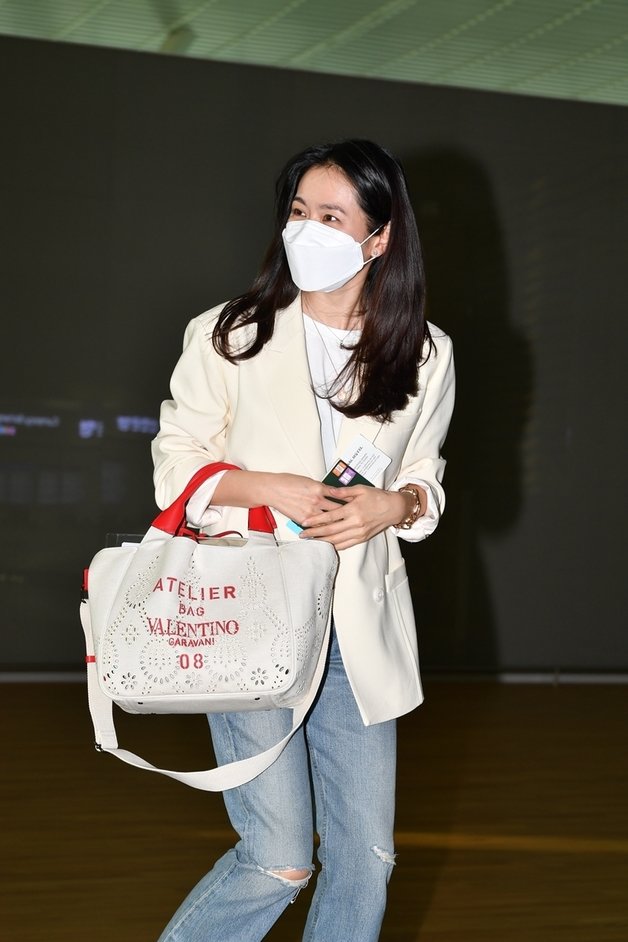 배우 손예진이 신혼여행에 오르기 전 인천국제공항 제2여객터미널에서 포착된 모습. 그가 착용하고 있는 가방은 발렌티노 제품이다. © 뉴스1