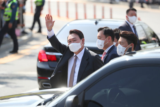 윤석열 대통령 당선인이 12일 오후 대구 달성군 유가읍 박근혜 전 대통령 사저를 예방해 박 전 대통령과 면담한 후 밖으로 나와 시민들에게 손들어 인사하고 있다. 2022.4.12/인수위사진기자단