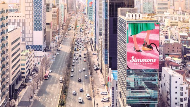 시몬스 침대가 올 2월부터 서울 강남구 도산대로 일대 전광판 11개를 통해 ‘오들리 새티스파잉 비디오’ 콘셉트의 브랜드 광고 영상을 송출했다. 시몬스 제공