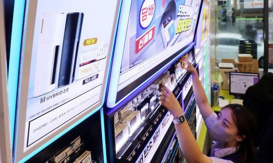 서울의 한 편의점에서 담배를 판매하고 있다. 2021.5.13/뉴스1