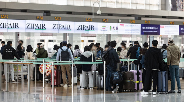 3일 오전 인천국제공항 제1터미널 출국장에서 해외여행을 앞둔 여행객들이 출국수속을 밟고 있다. 2022.4.3/뉴스1 © News1