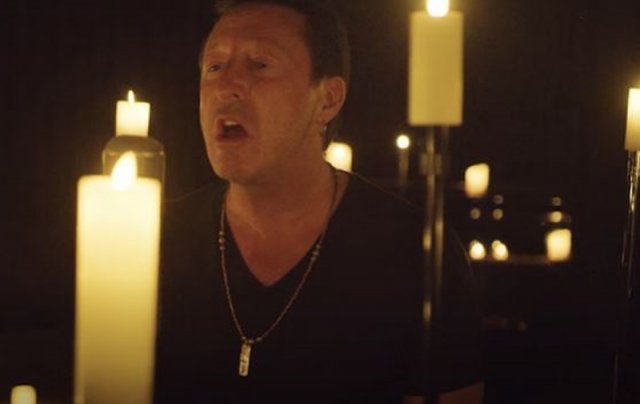 8일(현지 시간) 가수 존 레넌의 아들 줄리언 레넌이 촛불로 둘러싸인 방에서 아버지가 불렀던 ‘이매진’을 부르고 있다. 줄리언 레넌 유튜브 계정 캡처