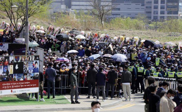 12일 오후 대구 달서구 유가읍 박 전 대통령 사저 주변에 윤석열 대통령 당선자의 예방을 지켜보려는 지지자들과 시민들이 운집해 있다. 대구=인수위사진기자단