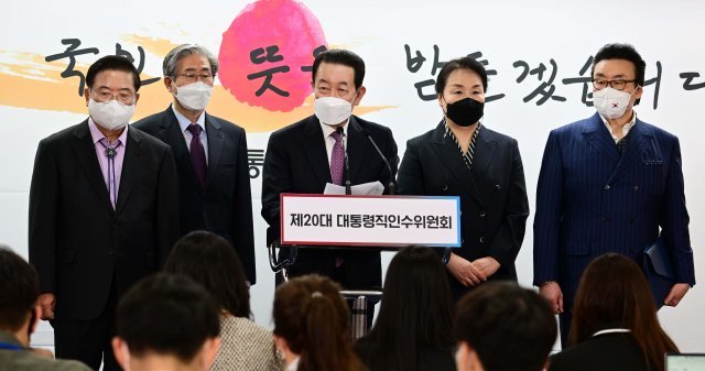 박주선 대통령취임준비원장이 지난 11일 서울 종로구 인수위 기자회견장에서 제20대 대통령 취임식 준비상황을 설명하고 있다. 인수위사진기자단