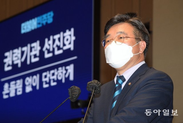 12일 오후 서울 여의도 국회에서 열린 더불어민주당 제83차 정책의원총회에서 윤호중 공동비상대책위원장이 모두발언을 하고 있다. 송은석 기자 silverstone@donga.com