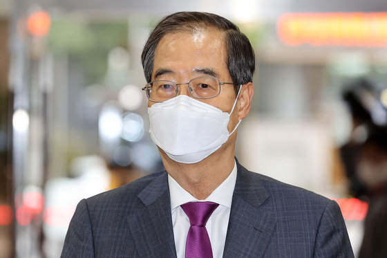 한덕수 국무총리 후보자가 13일 오전 서울 종로구 한국생산성본부에 마련된 인사청문회 준비단 사무실로 출근하고 있다. 2022.4.13/뉴스1 © News1