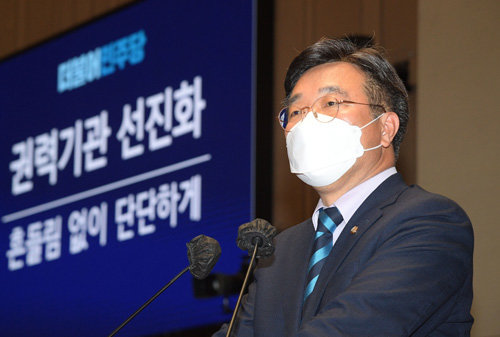 12일 오후 서울 여의도 국회에서 열린 더불어민주당 제83차 정책의원총회에서 윤호중 공동비상대책위원장이 모두발언을 하고 있다. 송은석기자 silverstone@donga.com