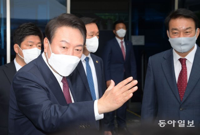 윤석열 대통령 당선인이 13일 오전 서울 종로구 통의동 대통령직인수위원회 집무실로 출근하며 취재진 질문에 답변하고 있다. 
송은석 기자 silverstone@donga.com