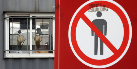 신종 코로나바이러스 감염증(코로나19) 신규 확진자가 21만755명 발생하며 주간일평균 감소세를 보인 12일 오전 서울 중구 서울광장 임시선별검사소가 한산한 모습을 보이고 있다. 뉴스1