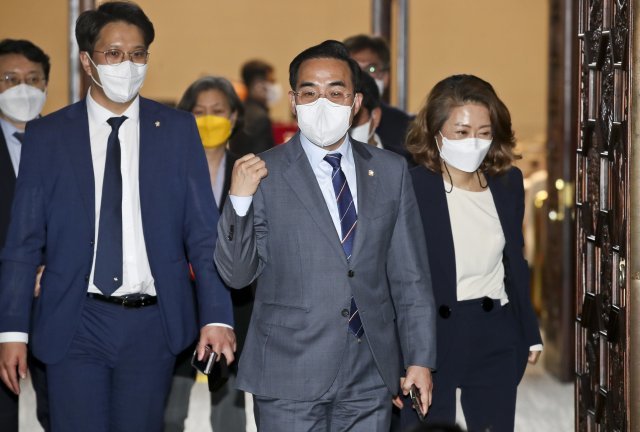 더불어민주당 박홍근 원내대표(가운데)가 지난 12일 서울 여의도 국회에서 열린 정책의원총회를 마친 뒤 회의장을 나서고 있다. 사진공동취재단