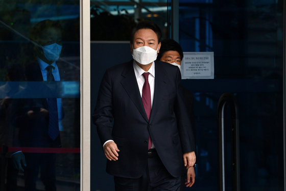 윤석열 대통령 당선인이 13일 오전 외부 일정을 위해 서울 종로구 통의동 대통령직인수위원회 사무실을 나서고 있다. 2022.4.13/뉴스1 © News1