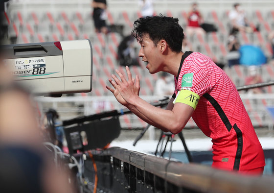 13일 오후 경기 고양시 고양종합운동장에서 열린 2022 국제축구연맹(FIFA) 카타르 월드컵 아시아지역 2차 예선 대한민국과 레바논 경기 후반전에 손흥민이 페널틱킥을 성공시키고 토트넘에서 함께 했던 에릭센 선수를 응원하는 세리머니를 하고 있다. 2021.6.13/뉴스1