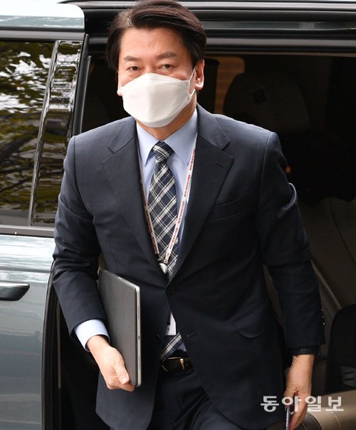 안철수 대통령직인수위원장이 13일 오전 서울 종로구 통의동 대통령직인수위원회 집무실로 출근하고 있다. 송은석기자 silverstone@donga.com