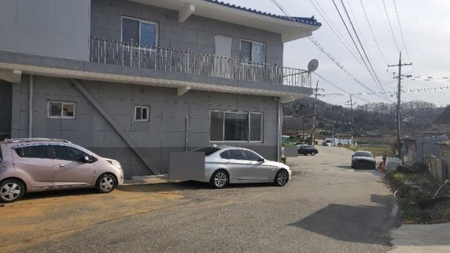 마을회관 앞 공터에 세워져 있는 A 씨의 회색 차량. 보배드림 갈무리