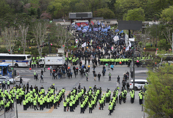 민주노총 조합원들이 13일 오후 서울 종로구 종묘광장공원에서 열린 ‘차별없는 노동권, 질좋은 일자리 쟁취 결의대회’에 참석하기 위해 집결하고 있다. 2022.4.13/뉴스1
