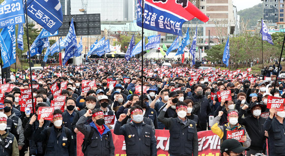 민주노총 조합원들이 13일 오후 서울 종로구 종묘광장공원에서 열린 ‘차별없는 노동권, 질좋은 일자리 쟁취 결의대회’에서 구호를 외치고 있다. 2022.4.13/뉴스1