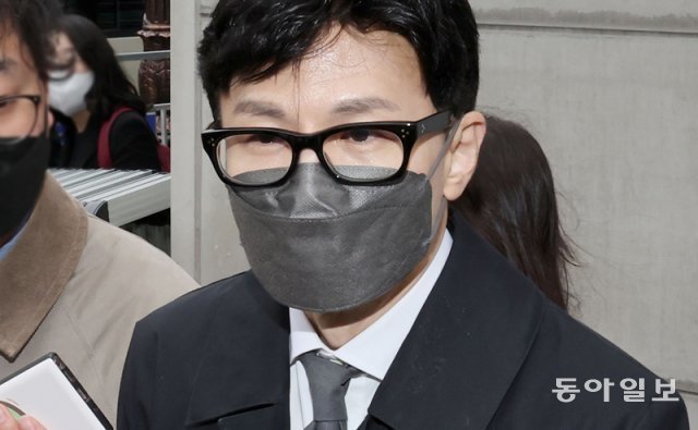 한동훈 법무부장관 후보자가 13일 서울 통의동 인수위에서 인선관련 기자회견을 마친 나서며 기자들의 질문에 답하고 있다. 송은석 기자 silverstone@donga.com