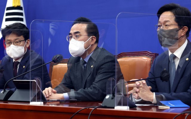 더불어민주당 박홍근 원내대표(가운데)가 13일 오후 국회에서 열린 인사청문 담당 간사단 회의에서 발언하고 있다. 사진공동취재단