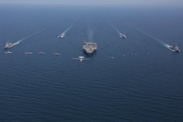 12일 미 해군 항모강습단과 일본 해상자위대가 동해에서 연합훈련을 실시하는 모습. 미7함대 제공