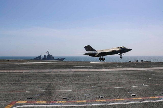 12일 핵추진항공모함 에이브러햄 링컨함 갑판에서 출격하는 F-35C 스텔스기. 미7함대 제공