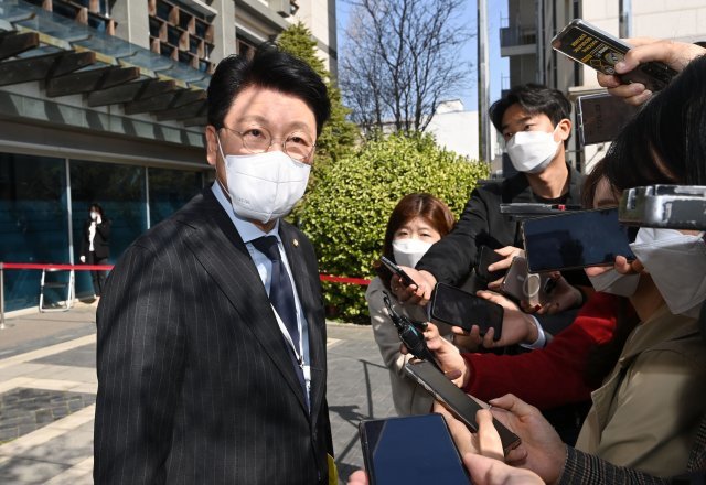 장제원 대통령 당선인 비서실장이 7일 서울 종로구 통의동 인수위원회 앞에서 취재진 질문에 답변하고 있다. 인수위사진기자단