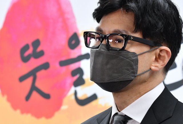 법무부 장관으로 내정된 한동훈 사법연수원 부원장이 13일 오후 서울 종로구 통의동 대통령직인수위원회 브리핑룸에서 윤석열 대통령 당선인의 2차 내각 발표 내용을 경청하고 있다. 인수위사진기자단