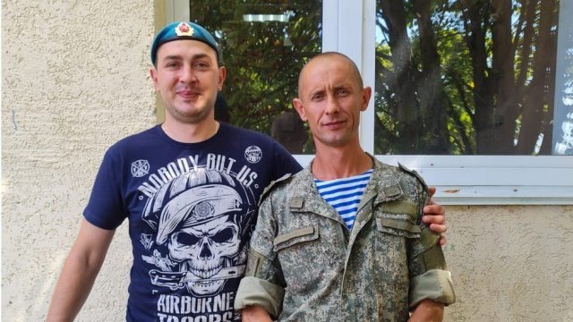 드미트리 씨(왼쪽)와 우크라이나에서 사망한 세르게이 사령관이 과거 함께 찍은 사진. BBC
