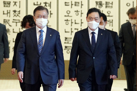 문재인 대통령이 지난해 6월1일 오후 청와대에서 김오수 신임 검찰총장에게 임명장 수여 후 환담장으로 이동하고 있다. 2021.6.1/뉴스1 © News1