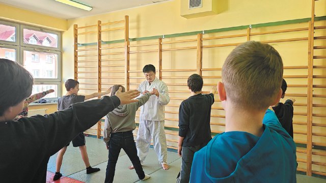 충북 충주시에서 파견한 변승진 택견 홍보대사가 전쟁으로 힘겨운 시간을 보내고 있는 우크라이나 난민 학생들에게 택견을 가르치고 있다. 충주시 제공