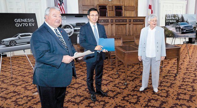 12일(현지 시간) 케이 아이비 미국 앨라배마 주지사(오른쪽)와 김의성 현대차 앨라배마 몽고메리 공장
 법인장(가운데)이 현대차의 친환경차 생산 협약식을 열고 기념 촬영을 했다. 현대차는 올해 하반기(7∼12월)부터 미국 현지에서 
처음으로 전기차 생산을 시작한다. 앨라배마 주정부 제공