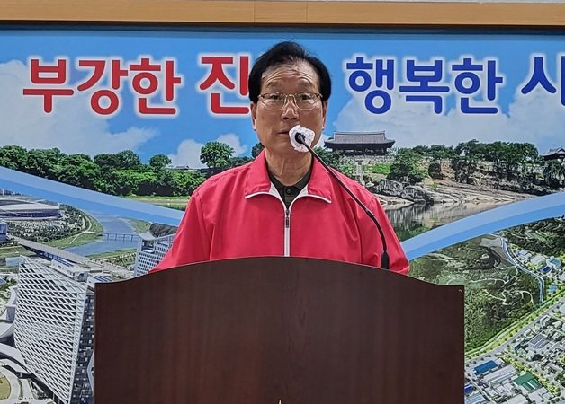 강갑중 전 경남도의원이 12일 기자회견을 열고 진주시의원에 출마를 선언했다. © 뉴스1