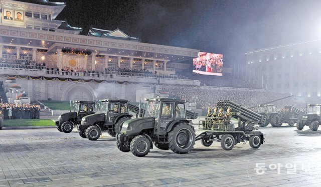 지난해 9월 김일성광장에서 열린 심야 열병식에서 트랙터들이 122mm 방사포를 견인해 주석단 앞을 지나가고 있다. 동아일보 DB