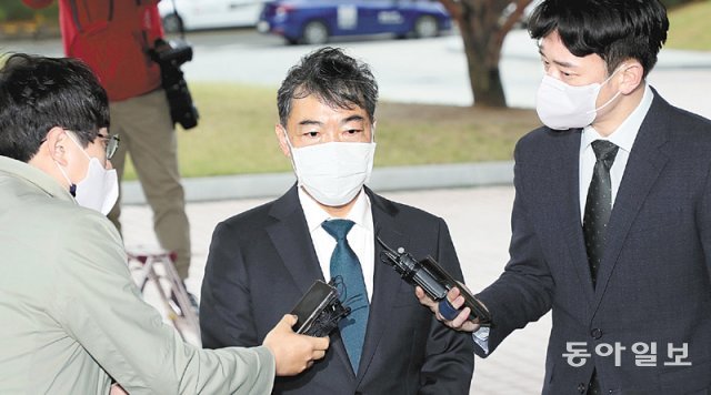 13일 오전 김오수 검찰총장이 서울 서초구 대검찰청 출근길에 기자들과 만나 질의응답을 하고 있다. 김
 총장은 더불어민주당이 추진 중인 ‘검수완박’(검찰 수사권 완전 박탈) 입법에 대해 “헌법을 정면으로 위반하는 것”이라고 밝혔다.
 신원건 기자 laputa@donga.com