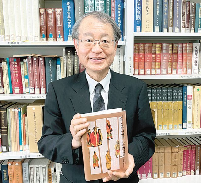 이성시 와세다대 문학부 교수가 일본 도쿄 연구실에서 신간 ‘고대 동아시아의 민족과 국가’(삼인)를 소개하고 있다. 이성시 교수 제공